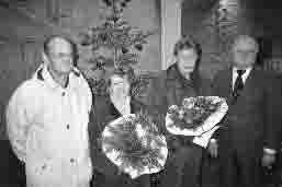 Vorweihnachtliche Bescherung: 5000 Euro von der Sparkasse Büdelsdorf (wm) Mit diesem vorweihnachtlichen Geschenk hatten Egert Berndt sowie das Ehepaar Gertrud das Geld kommt zunächst einmal aufs