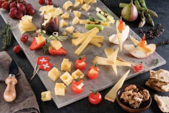 Für einen garantierten Hingucker sorgt eine vielseitige Schweizer Käseplatte.