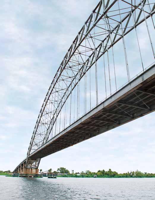 Leicht und filigran wirkt der mächtige Bogen der Jembatan-Rumpiang-Brücke, die den Barito-Fluss an der Süd-Ost-Spitze Borneos überspannt.
