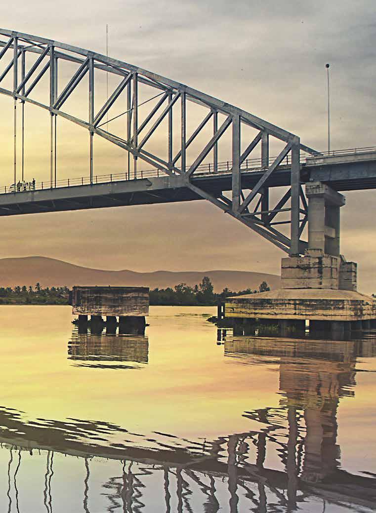 Erbaut wurde die Brücke von dem Stahlbauunternehmen Waagner-Biro mit Hauptsitz in Wien. 750 Meter beträgt die Gesamtlänge der Barito-Fluss-Querung.