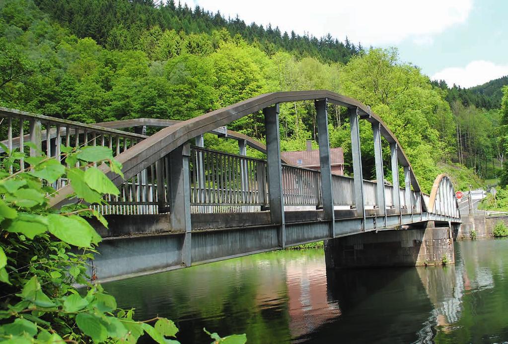 Ohne Korrosion: Höllmecke-Brücke (BJ 1987) Seit 1987 überspannt die feuerverzinkte Höllmecke-Brücke die Lenne bei Werdohl. Rund 60 Meter lang ist die Brücke mit Spannweiten von je 30 Metern.