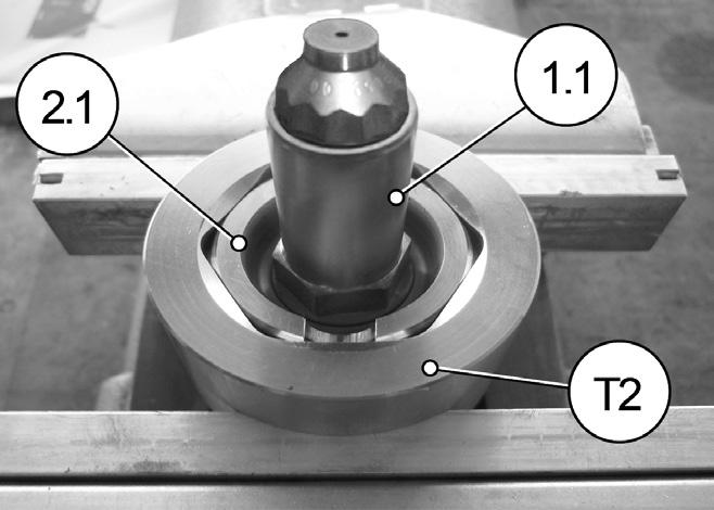 png Für rbeiten an der Düse (mit montiertem Düsenkopf), darf die Düse nicht ohne Verwendung des Werkzeugs, Halter (2) in einen Schraubstock eingespannt werden.