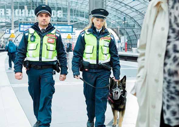 QUALITÄT SICHERHEIT IM SPNV NWL-Sicherheitskonzeption Ein mobiles Sicherheitsteam mit Diensthund soll bei sicherheitskritischen Situationen eingesetzt werden.