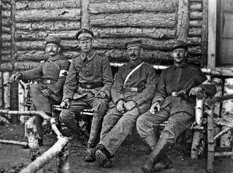 Theodor Müller (2. v. R.) mit Kameraden vom Reserve-Infanterie-Regiment Nr. 255 an der Ostfront. Er ist am 5. Oktober 1917 gefallen.
