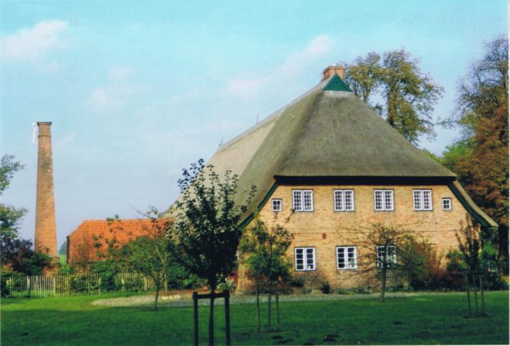Reetgedecktes Holländerhaus auf Gut Stendorf bei Eutin, Foto: Joachim Memmert, Grundrißzeichnung aus: Georg Davids,