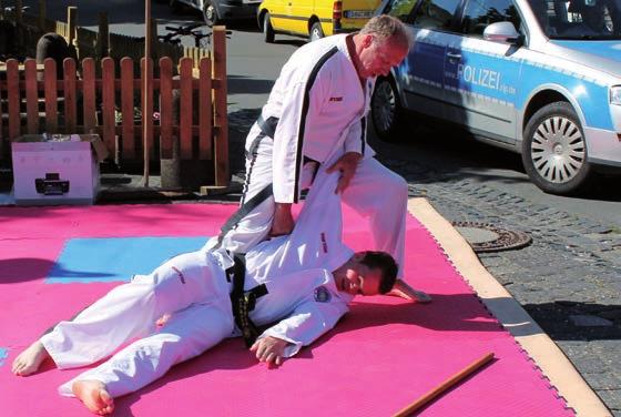 Mitarbeiter und ihre Ehrenämter Auf die Matte legt Bernd Hellendahl nur noch die Mitglieder der Taekwondo-Abteilung der Oberahrtaler Sportfreunde.