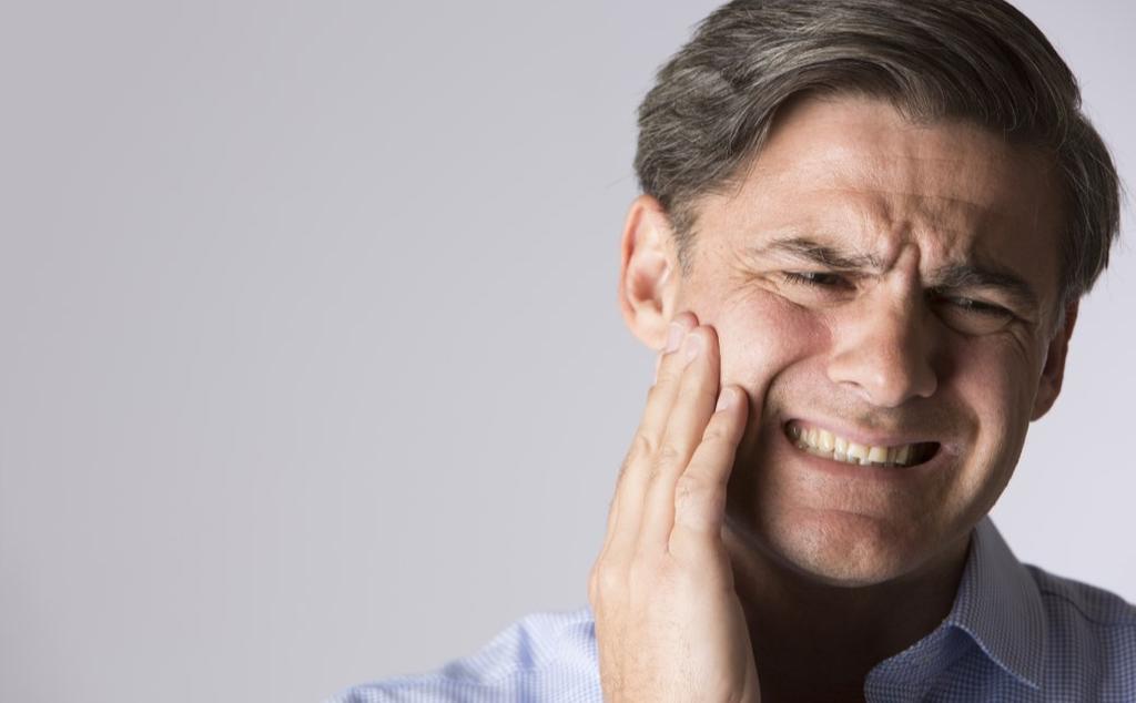 Wenn ein Zahn beim Aufbeißen oder Dagegenklopfen schmerzt, kann die Ursache eine akute Entzündung des Zahnbettes (Parodontitis) sein.