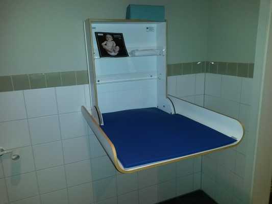Separate Gästetoilette Wickeltisch Waschbecken und Spiegel Beschilderung Toilette mit Haltegriffen Zugang Die Toilette