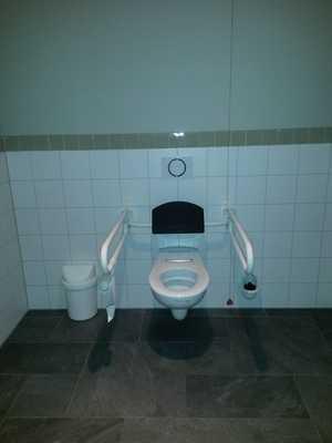 WC WC für Menschen mit Behinderung WC für Menschen mit Behinderung, das als solches gekennzeichnet ist Tiefe des
