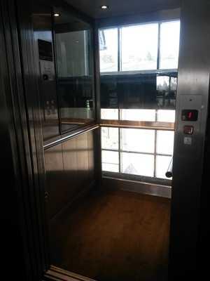 Alternative zur Treppe: Aufzug zum Spa-Bereich Anzahl der Treppenstufen: 7 Höhe der Stufe / der Schwelle: 20 cm Handlauf vorhanden: einseitig Aufzüge Aufzug zu den Zimmern Aufzug zu den Zimmern