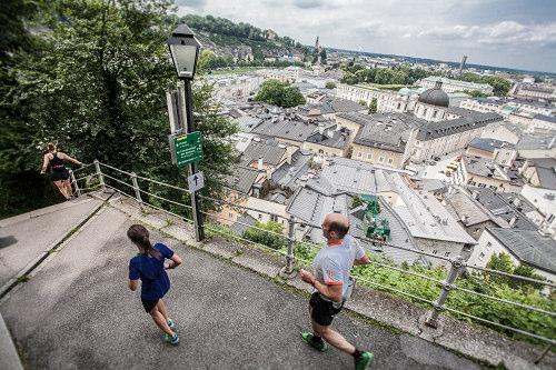 Über die steile Imbergstiege erreichst Imbergstiege mit Blick über die Stadt Salzburg du die Steingasse, von dort über das Platzl, die Staatsbrücke und die Salzach geht es in die Altstadt.