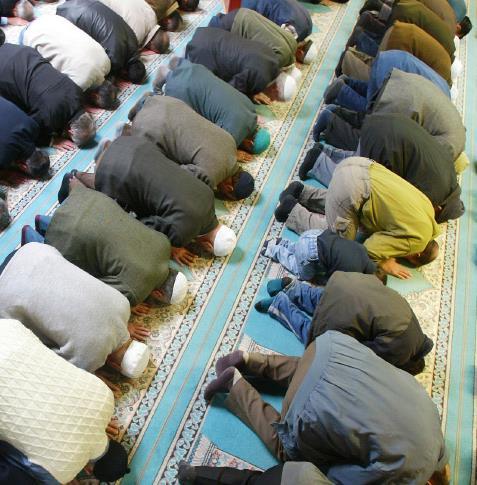 Muslime beten in Reihen nebeneinander