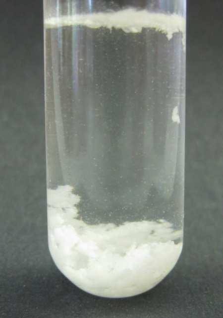 4 Schülerversuche 14 Abb. 9 - Bildung von Kristallen aus Aceton durch Zugabe von Natriumdisulfit.