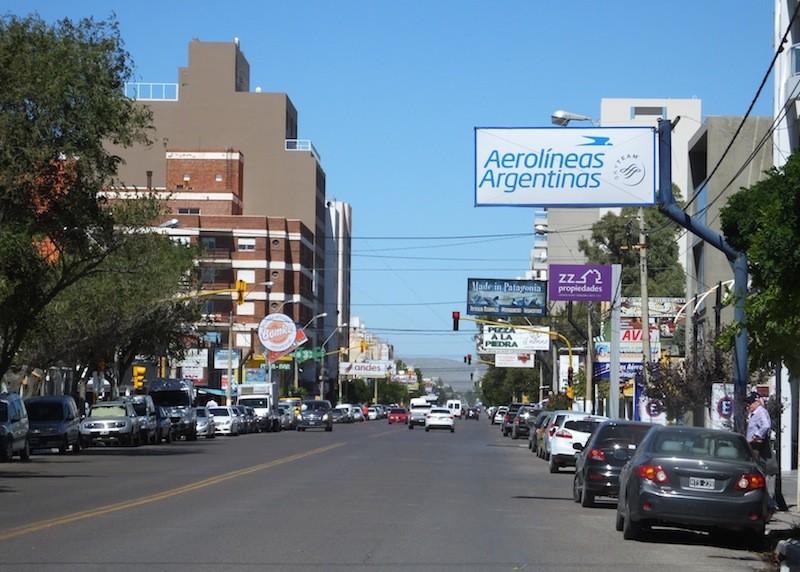 Puerto Madryn hat Schachbrett Straßen, im Zentrum teils höhere Bebauung, meist aber 2- stöckig.