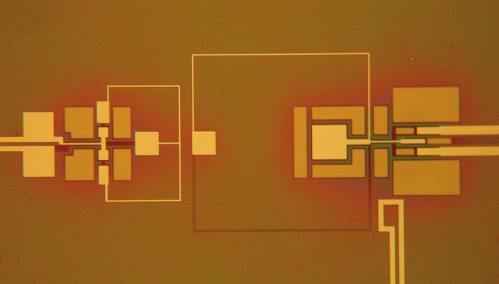 Quantenschaltungen in Nb-Technologie Phasen Qubit (Kooperation mit der Universität Erlangen) Current-biased Josephson junction 100 µm