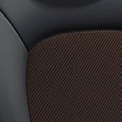 grau und Sitze mit Polsterung in Lederoptik/Stoff schwarz/braun > > Multifunktionslenkrad im 3-Speichen-Design in
