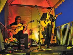 Die Open-Air-einprobe begleiteten am Abend bereits zum dritten Mal das Duo Magic Acoustic Guitars, bestehend aus Matthias aßer und Roland Palatzky mit ihren
