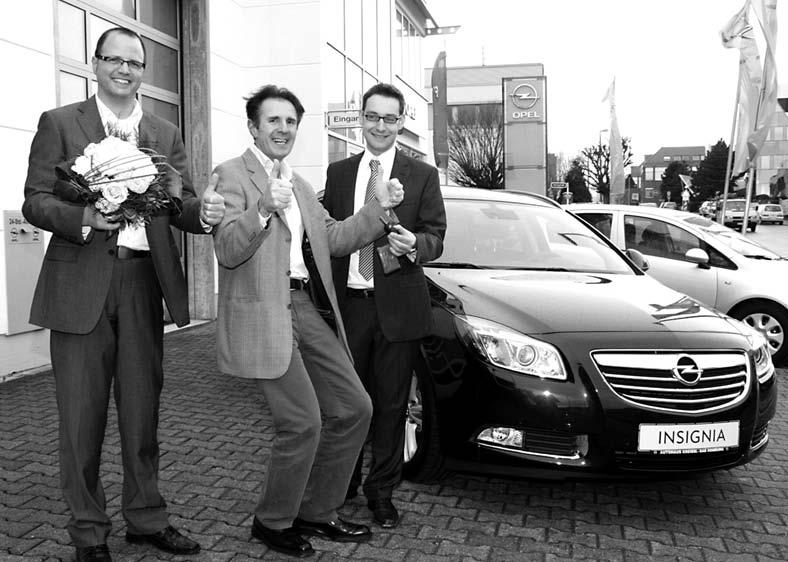 Seite 6 Kalenderwoche 13 HOCHTAUNUS VRLAG 2010 Kreissl-Verkaufsleiter Jörg Kahlert, Gewinner Johann Kaiser und Lotto-Hessen-Bezirksleiter Andreas Rehn (v.l.) vor dem gewonnenen Opel Insignia Sports-Tourer.