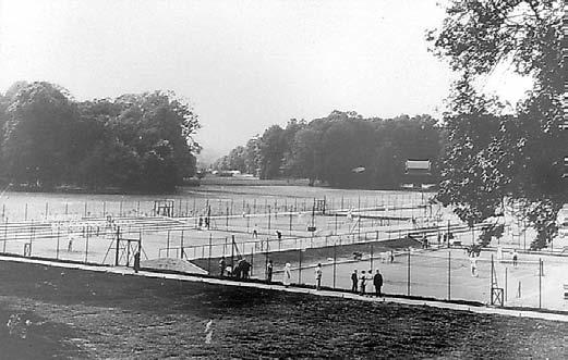 haben Sie sich verdient. Gestern - oder sollte man Vor-Vorgestern sagen - das war im Jahre 1873, als der Tennissport europaweit als erstes im Kurpark von Bad Homburg inzug hielt.