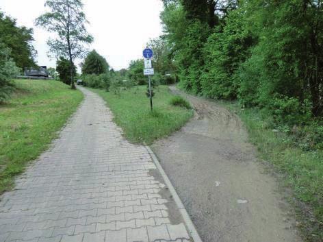 Statt Asphalt sollten hier Platten mit kleinen Löchern verwendet werden. B34 vor dem Abzweig Waldshuter Straße: Wie sollen Radfahrer links abbiegen?