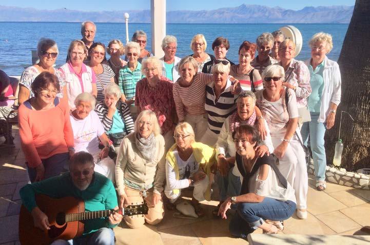 Foto: ein freundlicher Kellner des Hotels Coral Beach Ronda Kettwiger auf Korfu grünste Insel Griechenlands So stellt man sich einen Traumurlaub vor: Man sitzt direkt am Meer in einer Taverne vor