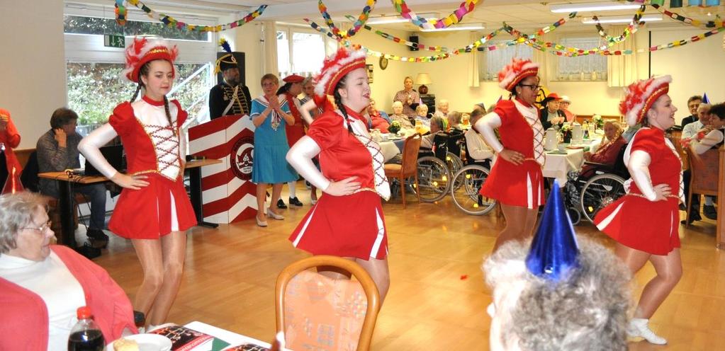 Helau und Alaaf im Seniorenzentrum Und auch dieses Jahr besuchte die Mascheroder Karnevalgesellschaft Rot-Weiß wieder das Senioren- und Therapiezentrum.