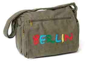Patch Bag BERLIN oliv Maße: 5 x 0 x 10 cm Material: Canvas Patch Bag BERLIN oliv breit Maße: 5 x 0 x 10 cm Material: Canvas Hauptfach mit Klettverschluss, Zusatztasche vorne unter dem Überschlag,