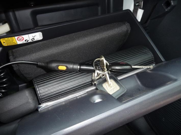 bea2: Schlüssel kann dort bleiben, STARTKNOPF drücken Solange das Auto genutzt wird, darf man das Auto nur mit dem Autoschlüssel zu- und aufsperren.