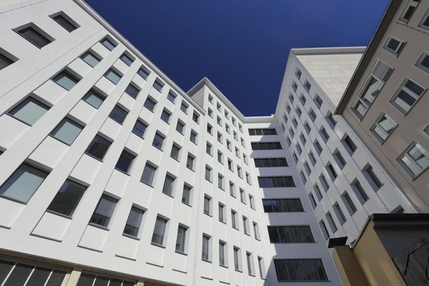 AUSSTATTUNG GEBÄUDE - Das Gebäude verfügt über neue öffenbare 3-fach-verglaste Fenster mit einem hervorragenden