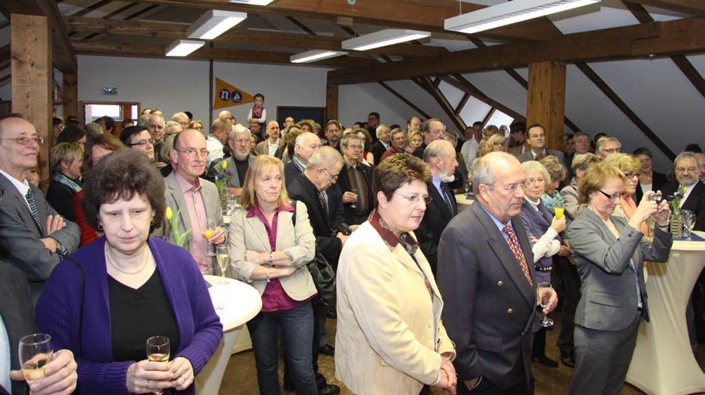 Am Nordhafen - Ausgabe 1/2013 Seite 3 Volles Haus: Beim Jubiläumsempfang zum 40-jährigen Bestehen unseres Clubs im Städtischen Bootshaus waren über 150 Mitglieder und Gäste dabei.