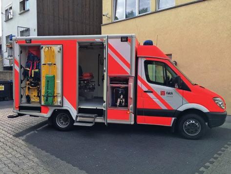 50 Mitarbeiter mit sieben Einsatzfahrzeugen sowie einem NEF sind hier tätig. Sie versorgen in einem Gebiet von 600 Quadratkilometern circa 40.000 Menschen im Landkreis Bautzen.
