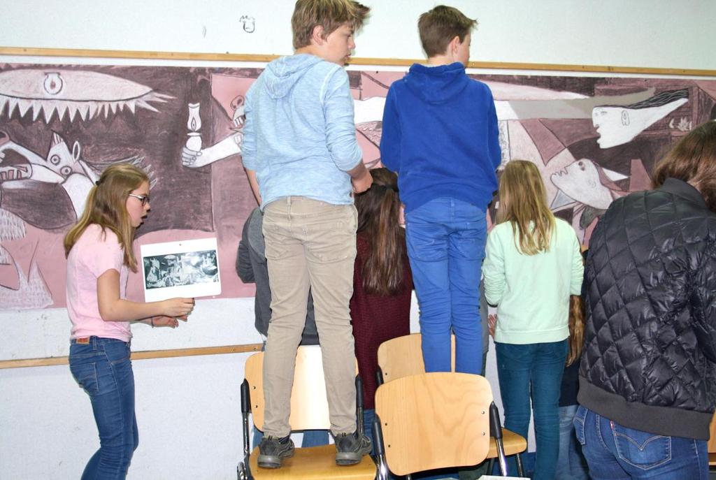 Anregung zum weiteren Lernen Die Schülerinnen und Schüler vertiefen ihrer ersten Erfahrungen mit großformatigen Wandzeichnungen nun mit einer gemeinsamen Auseinandersetzung zu Picassos Guernica