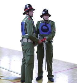 (Schlauchreserve) stehend. Blick in Angriffsrichtung, ausgerüstet mit zwei Schlauchträgern und einem Schlauchhalter. Wassertruppmann (4): Rechts neben dem Strahlrohr bzw.