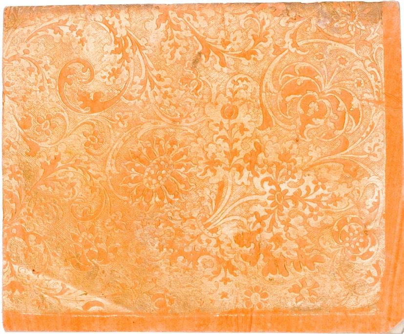 #19 Brokatpapier. Augsburg, um 1720. Maße / Umfang: 19,5 x 16 cm (geschlossen). Technik / Material: Negativer und positiver Goldprägedruck auf orangefarben gestrichenem Papier. (Vgl.