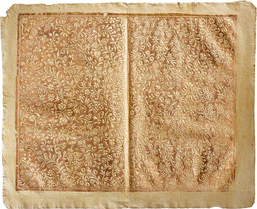 #58 Johann Wilhelm Meyer (um 1713-1784): Brokatpapier. Augsburg, um 1740/80. Maße / Umfang: 44,5 x 36 cm. Ganzer Bogen. Technik / Material: Negativer Goldprägedruck auf gelb gestrichenem Büttenpapier.