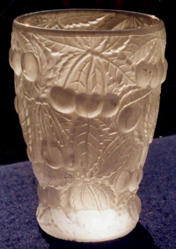 Abb. 2006-1/305 Vase mit Kirschen farbloses, mattiertes Pressglas, H