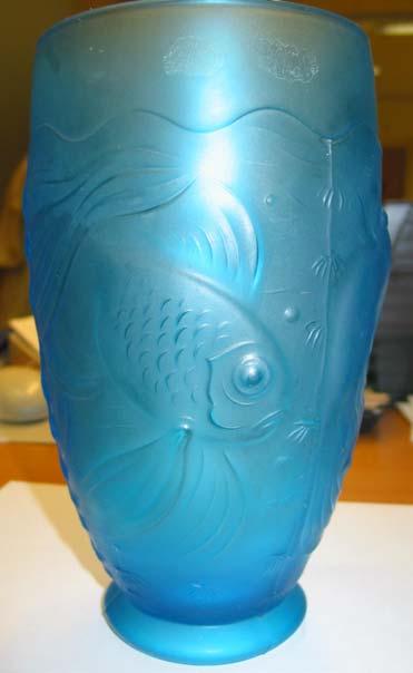 Abb. 2005-1/505 Vase mit Fischen und Wasserpflanzen blaues, satiniertes Pressglas, H 22,5 cm, D 11,5 cm Reste von zwei