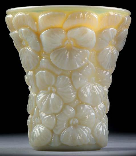 Abb. 2006-1/313 Vase mit Stiefmütterchen cremefarbenes