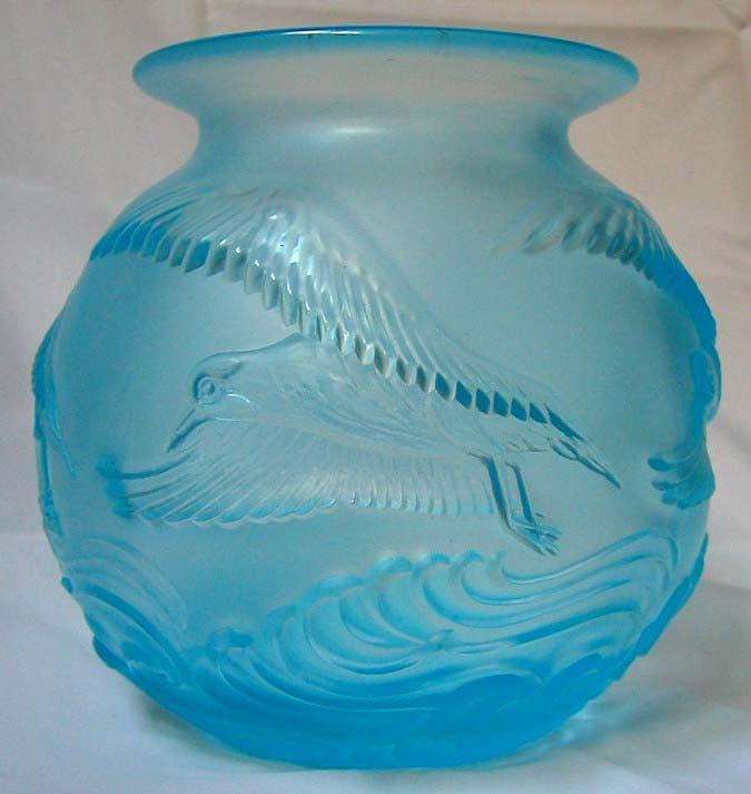 Abb. 2006-1/001 Vase mit Möwen und Wellen türkis-farbenes, satiniertes Pressglas, H 16 cm, D 11,5 cm MB Inwald 1934, Tafel 157, Nr.