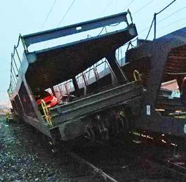 Pri zrážke bola poškodená aj železničná infraštruktúra vyvrátený výstražník priecestného zabezpečovacieho zariadenia.