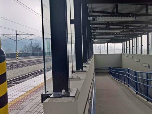 Zmodernizovaná časť stanice Dolný Hričov, novovybudovaný podchod pre cestujúcich. Železničná stanica Dolný Hričov, priestory pre riadenie dopravy.