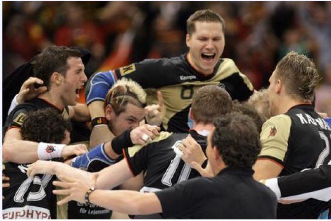 Sportskript Handball - EMA-Gymnasium Bergen Der spätere Handball-Weltmeister Deutschland beim Jubel über den Einzug ins Halbfinale bei der WM 2007 im eigenen Land Charakteristik des Spiels Regelkunde