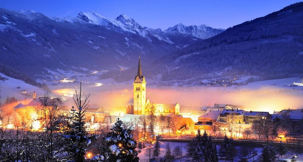 Radstädter Adventzauber Umgeben von hohen Bergen und einer atemberaubenden winterlichen Naturkulisse liegt das historische Städtchen Radstadt im Salzburger Land.