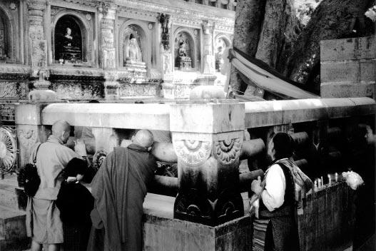 Fotos: Christof Spitz Gebete am Fuß des Bodhibaumes in Bodhgåya, wo der Buddha zeigte, daß die Buddhanatur vollendet werden kann. Religiöse Übungen dienen dazu, das Potential zu erwecken.