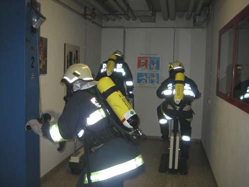 6 Mann (2 Atemschutztrupps) der Feuerwehr Schleißheim nutzten diese Gelegenheit um die praktischen Kenntnisse der Geräte und die Einsatztaktik im Innenangriff wieder aufzufrischen.