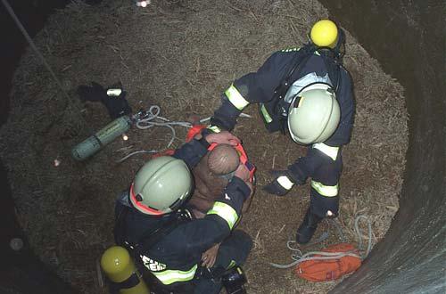 MONATSÜBUNG JULI - SILOBERGUNG Am 19. Juli 2006 führte die Feuerwehr Schleißheim eine Einsatzübung Menschenrettung aus Silo durch.