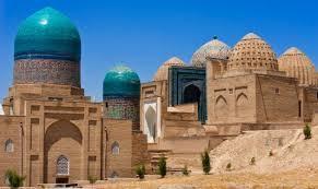 Den berühmten Registanplatz mit drei Medresen das bekannteste Wahrzeichen Usbekistans, wurde unter Timur als Zentrum Samarkands erbaut eingerahmt von 3 prächtigen Medresen: Medrese Ulugbek