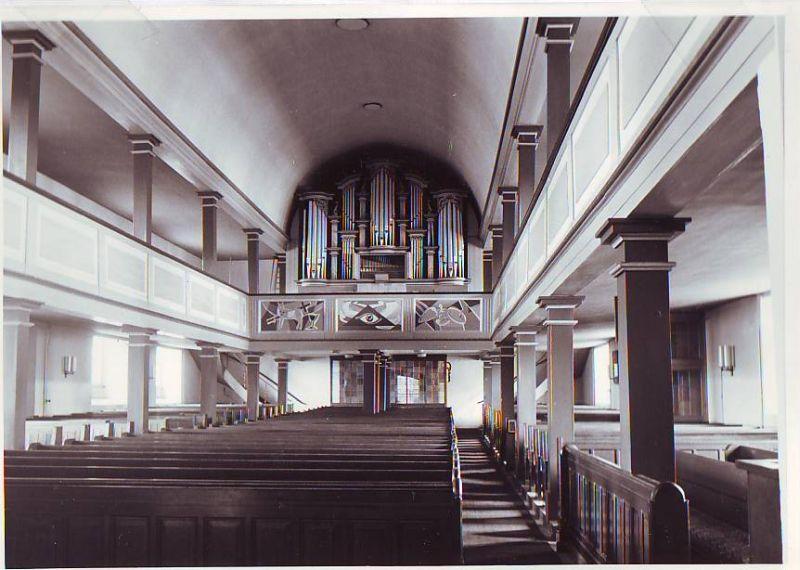 Innenraum um 1965 Foto: 1956 wurde der Innenraum komplett umgestaltet. Auf die gesamten Wand- und Gewölbeflächenflächen wurde ein Gewebe aufgeklebt, und in einem hellen Grauton gestrichen.
