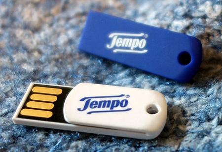 Ihr Wunschmotiv kann auf diesem USB-Werbeartikel beidseitig im Pantone-Siebdruck veredelt werden. Ein originelles USB-Werbegeschenk für Ihre Kunden.