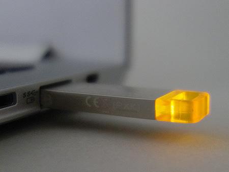 USB-Modell: LON-LED Das Gehäuse von unserem USB-Long-LED-Stick besteht aus einer formstabilen Legierung.